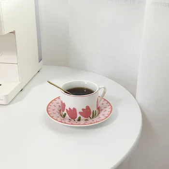 Лале Дизайн Корейски Ins Стил Розово Лале Набор от Кафе Чаши Керамична Чаша За Закуска с Мляко Кавайная Кафеена Чаша с Блюдцем
