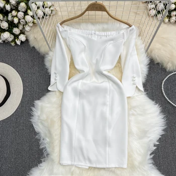 Лятна бяла рокля в ретро стил с V-образно деколте талията и малко нарязани на бедрата